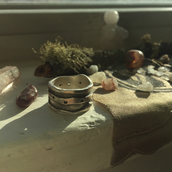 Wavy Band Ring - Picture 2 of 4